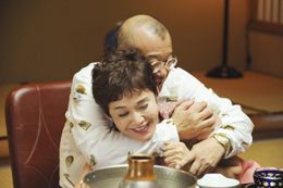 劇中で熱い抱擁を見せる大竹しのぶと笑福亭鶴瓶