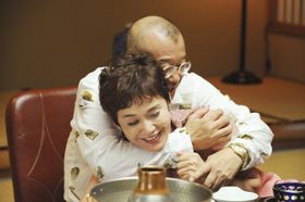 劇中で熱い抱擁を見せる大竹しのぶと笑福亭鶴瓶