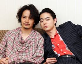 映画『セトウツミ』で内海演じる池松壮亮(左)と瀬戸を演じる菅田将暉(右)