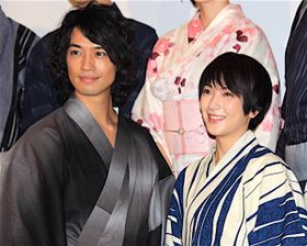 涼しげな浴衣姿で舞台挨拶！知英は男装姿で登場