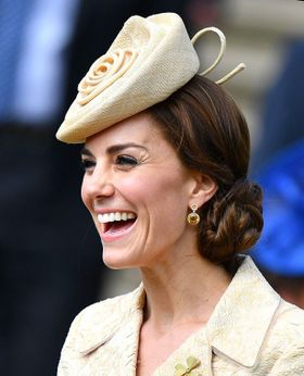 これまでも髪をまとめたヘアスタイルであるシニヨンヘアで度々登場していたが、今回はさらにキャサリン妃流アクセントが