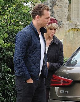 トムの溺愛ぶりなどが、ファンの間で真実味がないと噂が広まっている