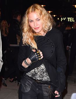 マドンナといえば派手なファッションが多く、メイクもバッチリ！