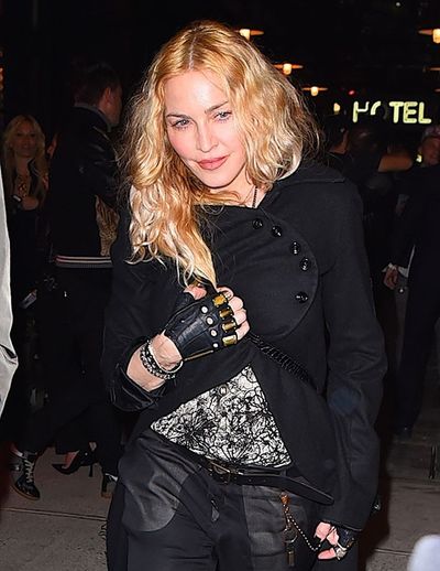 マドンナといえば派手なファッションが多く、メイクもバッチリ！