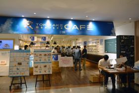 「時をかける少女カフェ」の入口。大空を飛ぶ真琴の看板がお出迎え