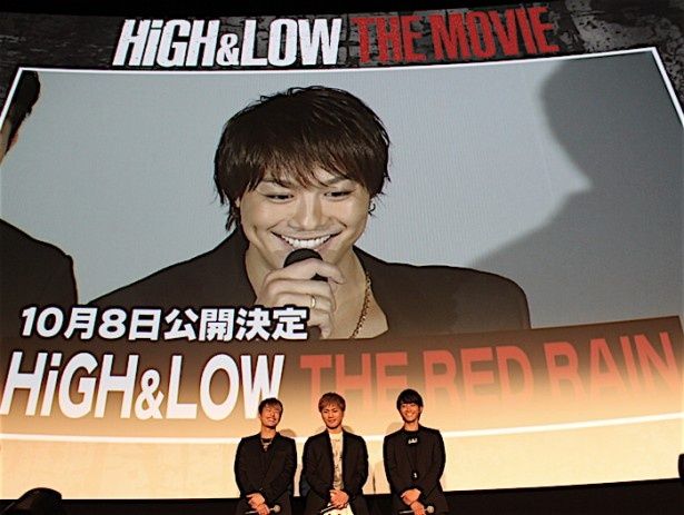 【写真を見る】TAKAHIROが登坂広臣へ愛情たっぷりに語りかけた！フィリピン撮影秘話を告白