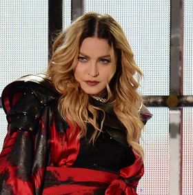 57歳にして、美しい顔とボディを保っているマドンナ。手の老化を気にしていた