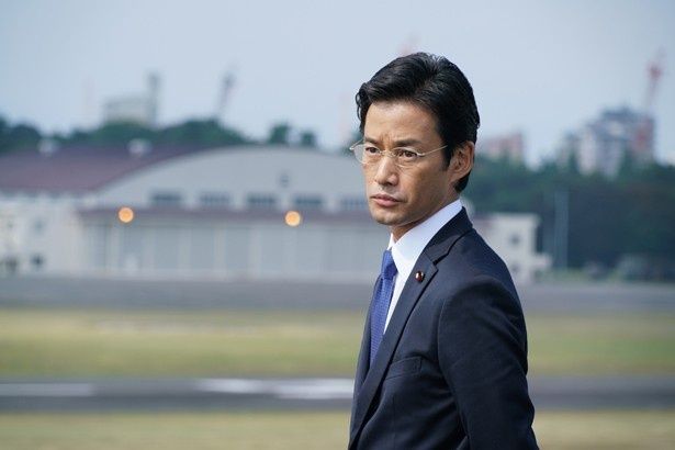 内閣総理大臣補佐官の赤坂(竹野内豊)