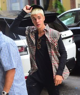 ツアーの合間、ギャラドスを捕まえに街に飛び出したジャスティン