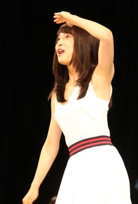 『青空エール』出演の土屋太鳳。客席に向かってポーズ！