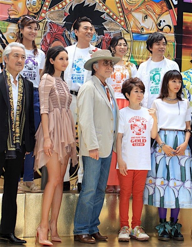 【写真を見る】菜々緒、迫力の美脚を披露！『ONE PIECE FILM GOLD』の初日舞台挨拶の様子