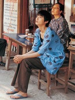 空を見上げる伽奈。凛とした透明感溢れる表情が魅力的