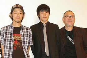 右から崔洋一監督、主演の松山ケンイチ、脚本の宮藤官九郎の3人