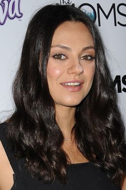 ミラ・クニスはテレビ番組に出演した際、企画のなかで夫の股間について発言した