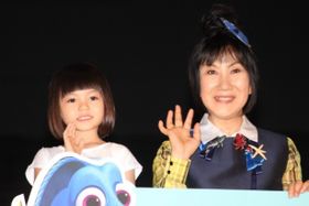 ドリー役の室井滋がベビー・ドリー役の青山ららと登壇