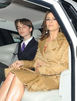 ダミアンは14歳なので、シャンパンを持っていた右手に修正が入った？