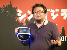 『シン・ゴジラ』の監督・特技監督を務めた樋口真嗣監督。PSVR片手にゴジラポーズ！