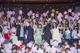 倍率350倍のプラチナチケットを手にした観客と一緒に笑顔