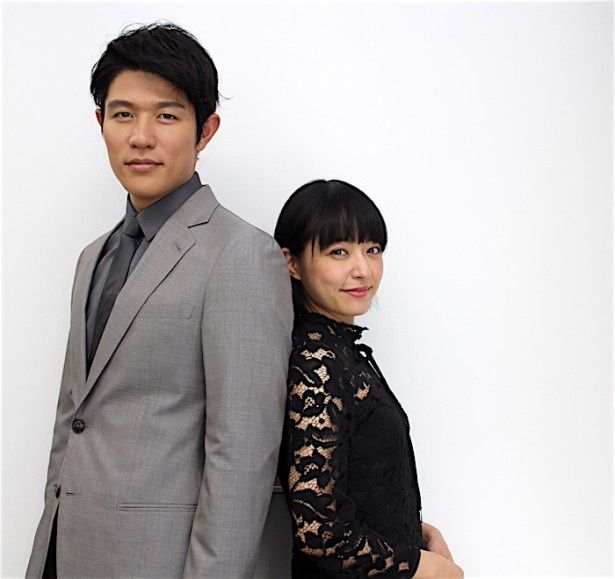 井上真央と鈴木亮平、寄り添ってニッコリ