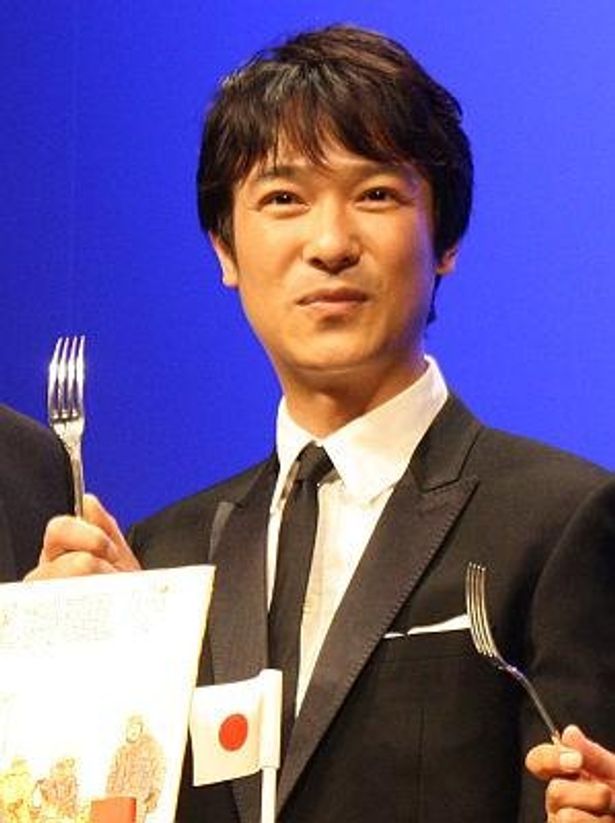 公開の記念に特製｢南極ケーキ｣が登場。フォークを持って笑顔の堺