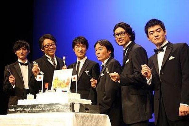 特製“南極”ケーキには出演者全員が｢形がそっくり｣と驚いていた