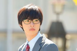 気弱なメガネ男子を演じた山崎賢人