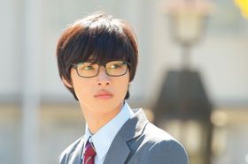 気弱なメガネ男子を演じた山崎賢人