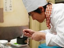 真剣な表情で料理に取り組む堺雅人
