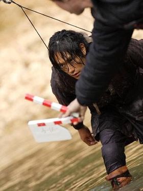 鬼気迫る表情を見せる松ケン。彼の真摯な思いが伝わる撮影中の1シーン