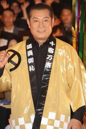 松平健、乗ってきた大名かごにツッコミ！