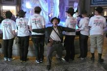 インディのコスプレで署名活動をアピールするファンら