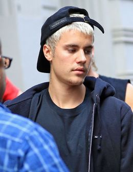 新しい彼女ソフィアをけなすファンに対し、インスタを非公開にすると怒りをあらわにしたジャスティン