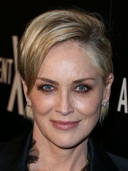 58歳のシャロン・ストーンが胸露出のハプニング