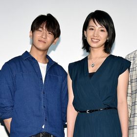 桜庭ななみ(右)はL.Joeに「クレヨンしんちゃんに似ている」と言われたことについて追及