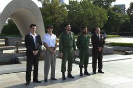 今月19日に広島平和記念公園内の慰霊碑でゲバラの献花シーンの撮影が行われた