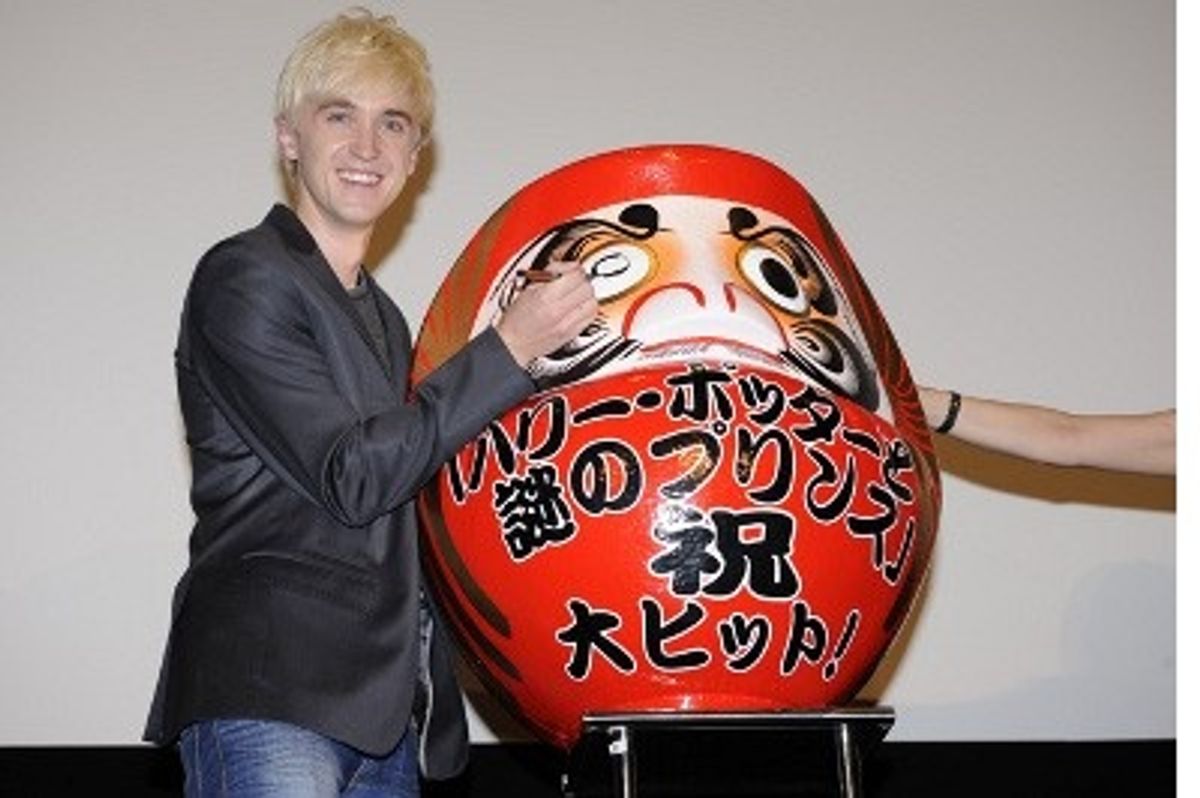 ハリポタ』ドラコ役のトム・フェルトン初来日で、だるま目入れに