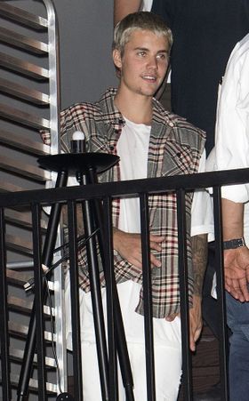 ジャスティンがズボンをおろし、股間が露出してしまっている写真が流出した