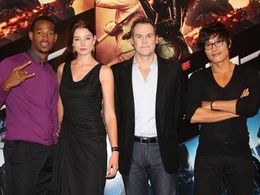 左から：マーロン・ウェイアンズ、レイチェル・ニコルズ、スティーブン・ソマーズ監督、イ・ビョンホン