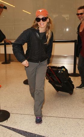 先日空港に降り立った際、激ヤセとウィッグ使用疑惑が報じられていたレニー