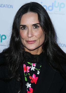 デミ・ムーアがジョーダナ・ブリュースターに激似だとデイリー・メール紙で比較されている