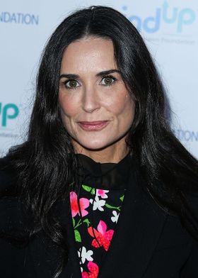 デミ・ムーアがジョーダナ・ブリュースターに激似だとデイリー・メール紙で比較されている