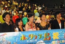 観客と一緒にヒットを祈願して記念撮影