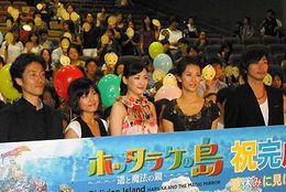 観客と一緒にヒットを祈願して記念撮影