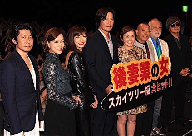 【写真を見る】大竹しのぶ、長谷川京子、水川あさみが華やかなドレス姿で登場した