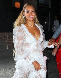 セクシーな白いロングドレス姿で現れたビヨンセ