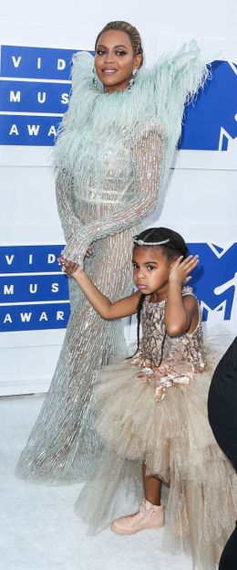 ビヨンセが娘のブルー・アイビーを連れて授賞式に登場した
