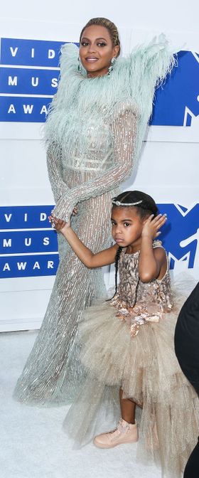 ビヨンセが娘のブルー・アイビーを連れて授賞式に登場した