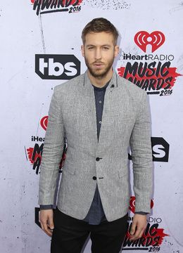 テイラーと共作した曲が賞を受賞し、スピーチを行ったカルヴィン