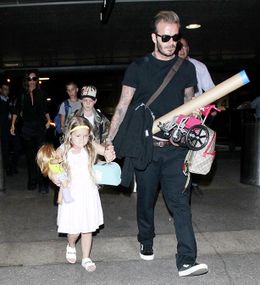 夏休みを終えたベッカム一家が空港で撮影された