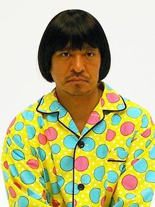 劇中のパジャマ姿でインタビューに応じてくれた松本人志監督